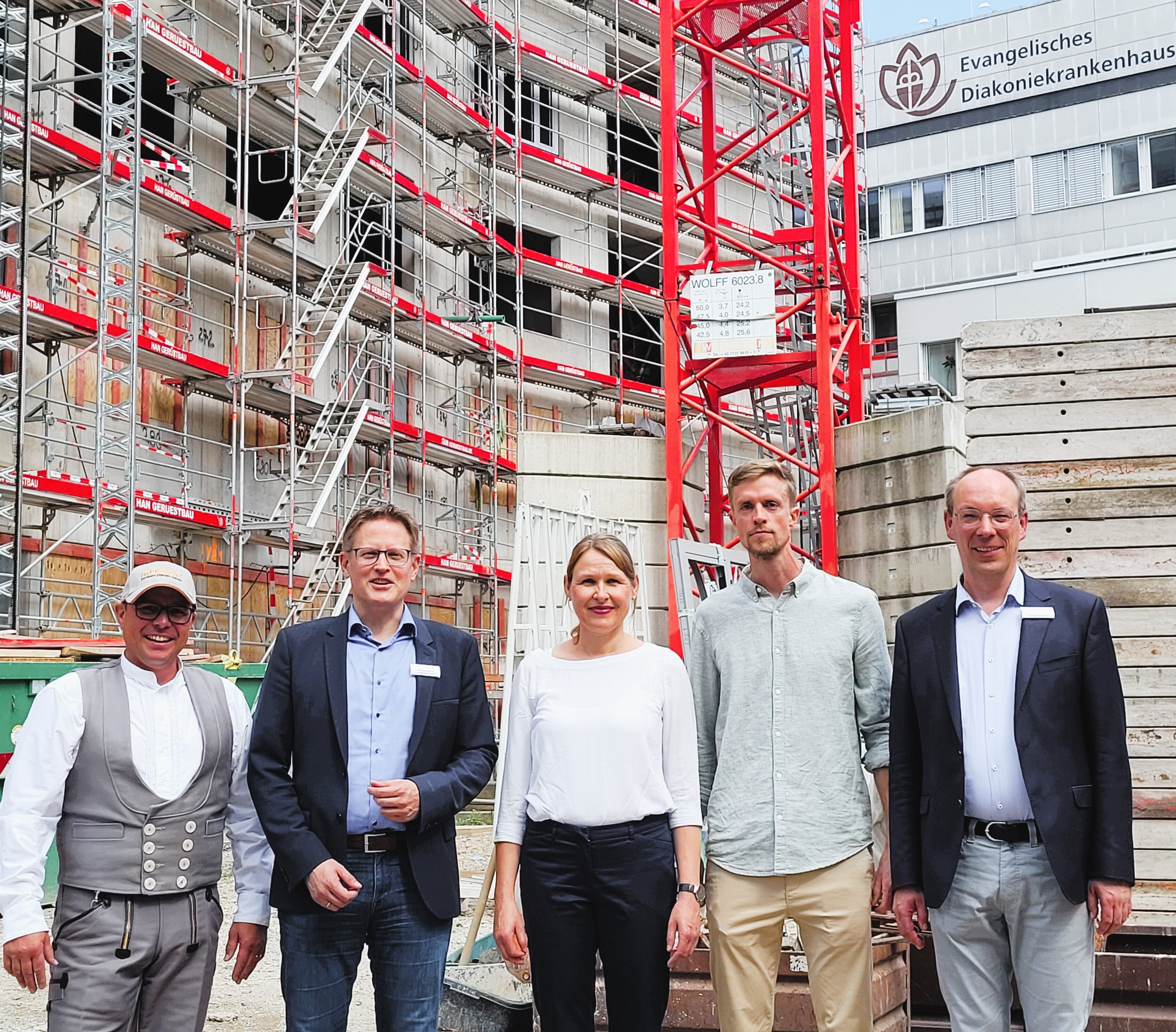 Jan Hütter (Polier MOSER GmbH & Co. KG), Michael Decker (Vorstandsvorsitzender Ev. Diakoniekrankenhaus), Verena Theobald (Projektleiterin ATP architekten ingenieure), Ralph Bergner (Bauleitung ATP architekten ingenieure), Pfr. Dr. Björn Slenczka (Theologischer Vorstand Ev. Diakoniekrankenhaus) Jan Hütter (Polier MOSER GmbH & Co. KG), Michael Decker (Vorstandsvorsitzender Ev. Diakoniekrankenhaus), Verena Theobald (Projektleiterin ATP architekten ingenieure), Ralph Bergner (Bauleitung ATP architekten ingenieure), Pfr. Dr. Björn Slenczka (Theologischer Vorstand Ev. Diakoniekrankenhaus)