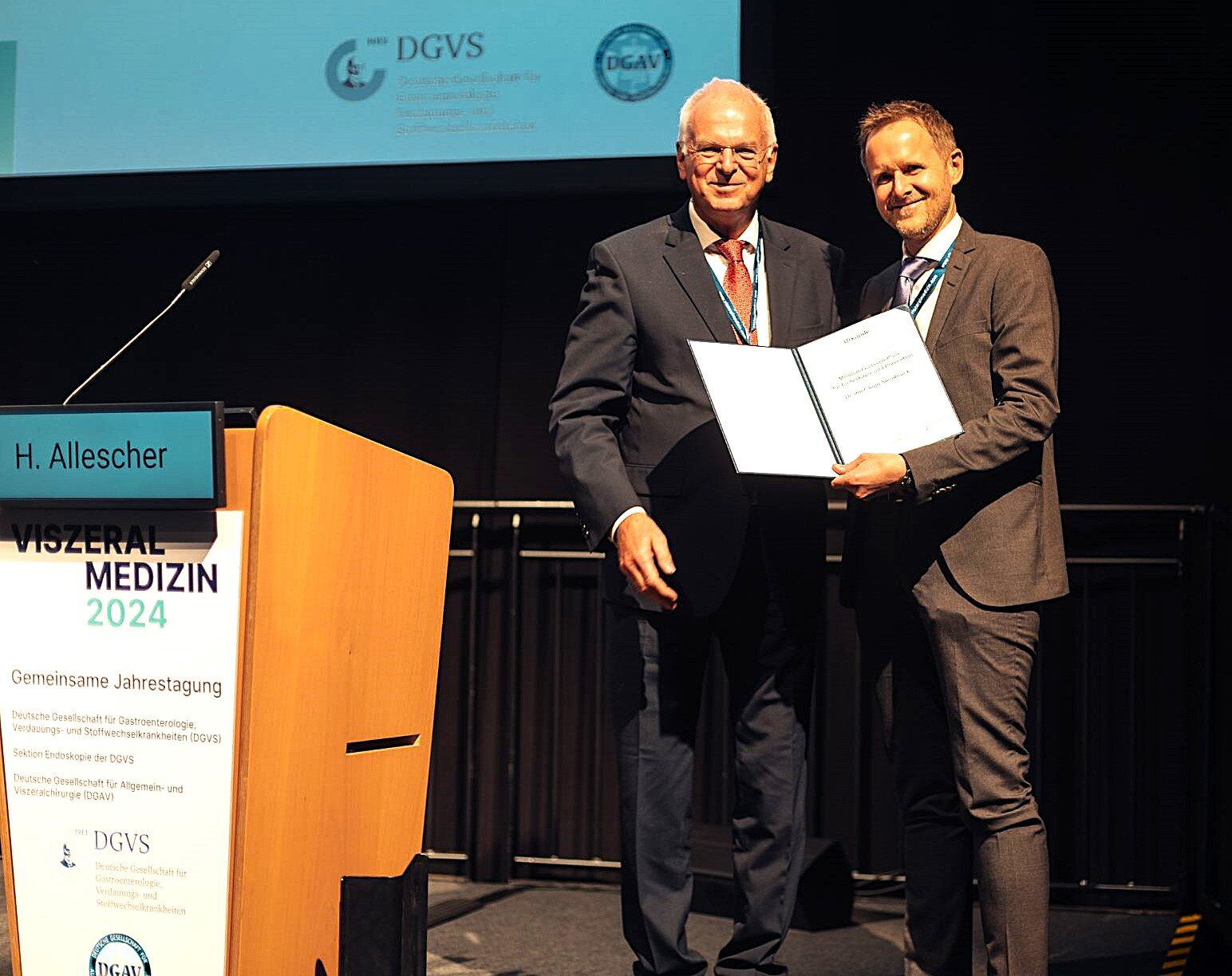Dr. Ingo Steinbrück (r.) und Prof. Dr. med. Hans-Dieter Allescher, Vorsitzender der Sektion Endoskopie 2024 in der Deutschen Gesellschaft für Gastroenterologie, Verdauungs- und Stoffwechselkrankheiten (DGVS). Dr. Ingo Steinbrück (r.) und Prof. Dr. med. Hans-Dieter Allescher, Vorsitzender der Sektion Endoskopie 2024 in der Deutschen Gesellschaft für Gastroenterologie, Verdauungs- und Stoffwechselkrankheiten (DGVS).
